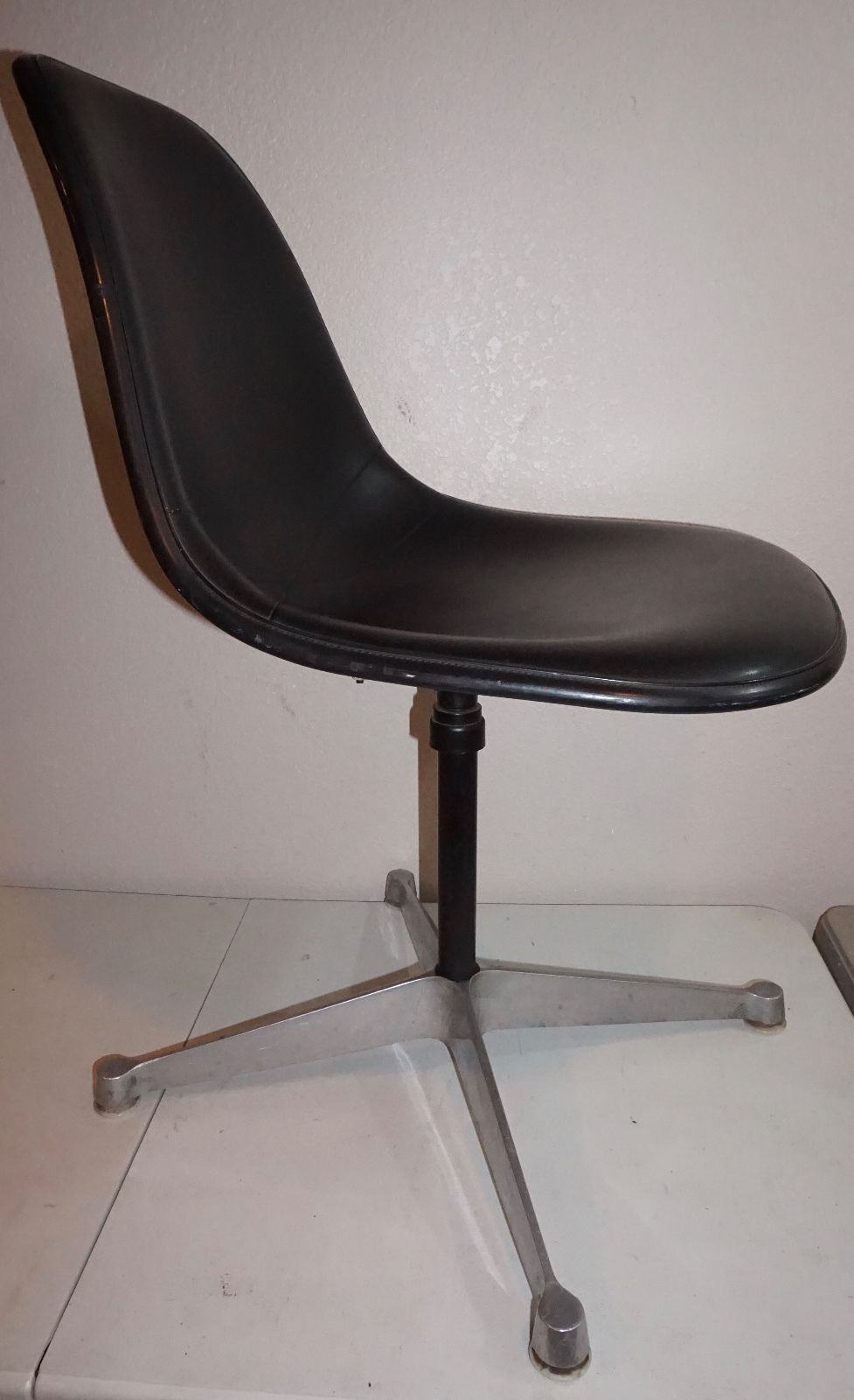 Vintage Eames Herman Miller Alexander Black Naugahyde Swivel Chair IBM