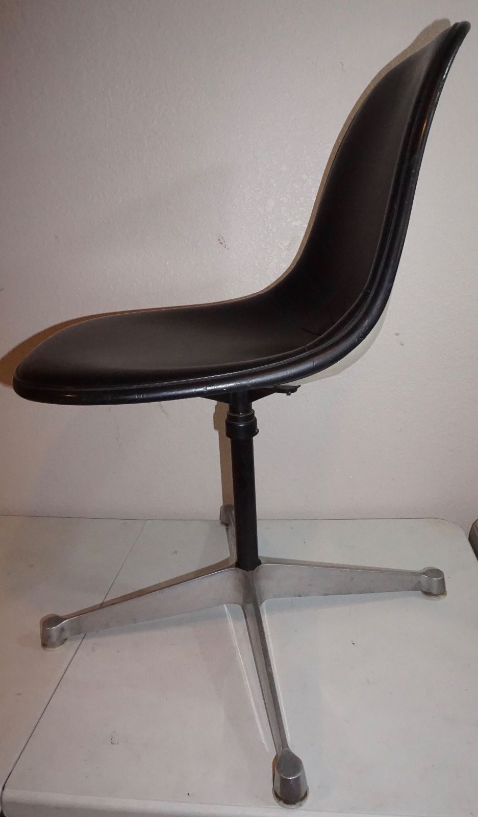 Vintage Eames Herman Miller Alexander Black Naugahyde Swivel Chair IBM