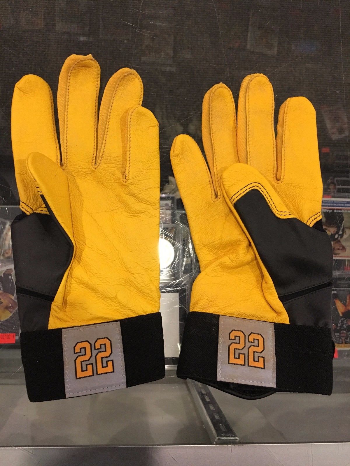 ANDREW MCCUTCHEN PITTSBURGH PIRATES GAME USED #22 BATTING GLOVES LOA