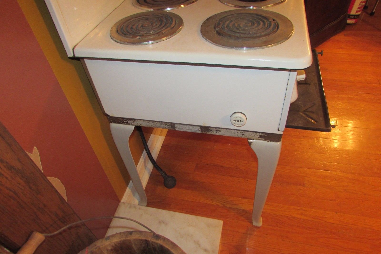 Vintage Antique 1937 Universal Electric Porcelain Farmhouse Stove/Oven #4018