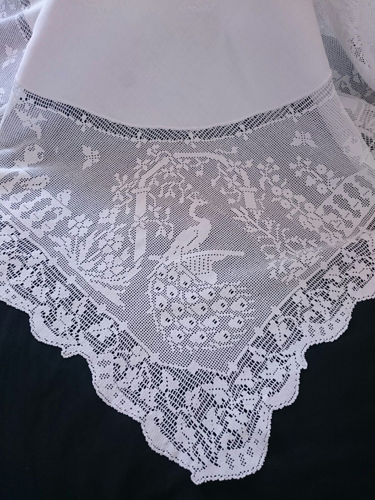 VTG HAND EMBROIDERED IRISH LINEN TABLECLOTH~ MARY CARD CROCHET LACE "THE GARDEN"