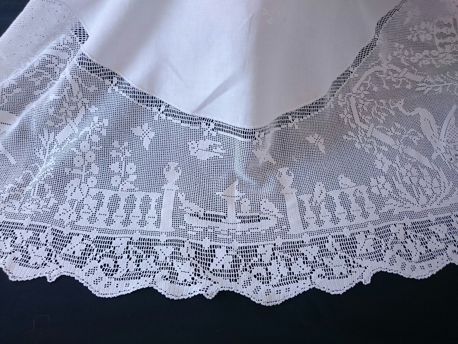 VTG HAND EMBROIDERED IRISH LINEN TABLECLOTH~ MARY CARD CROCHET LACE "THE GARDEN"