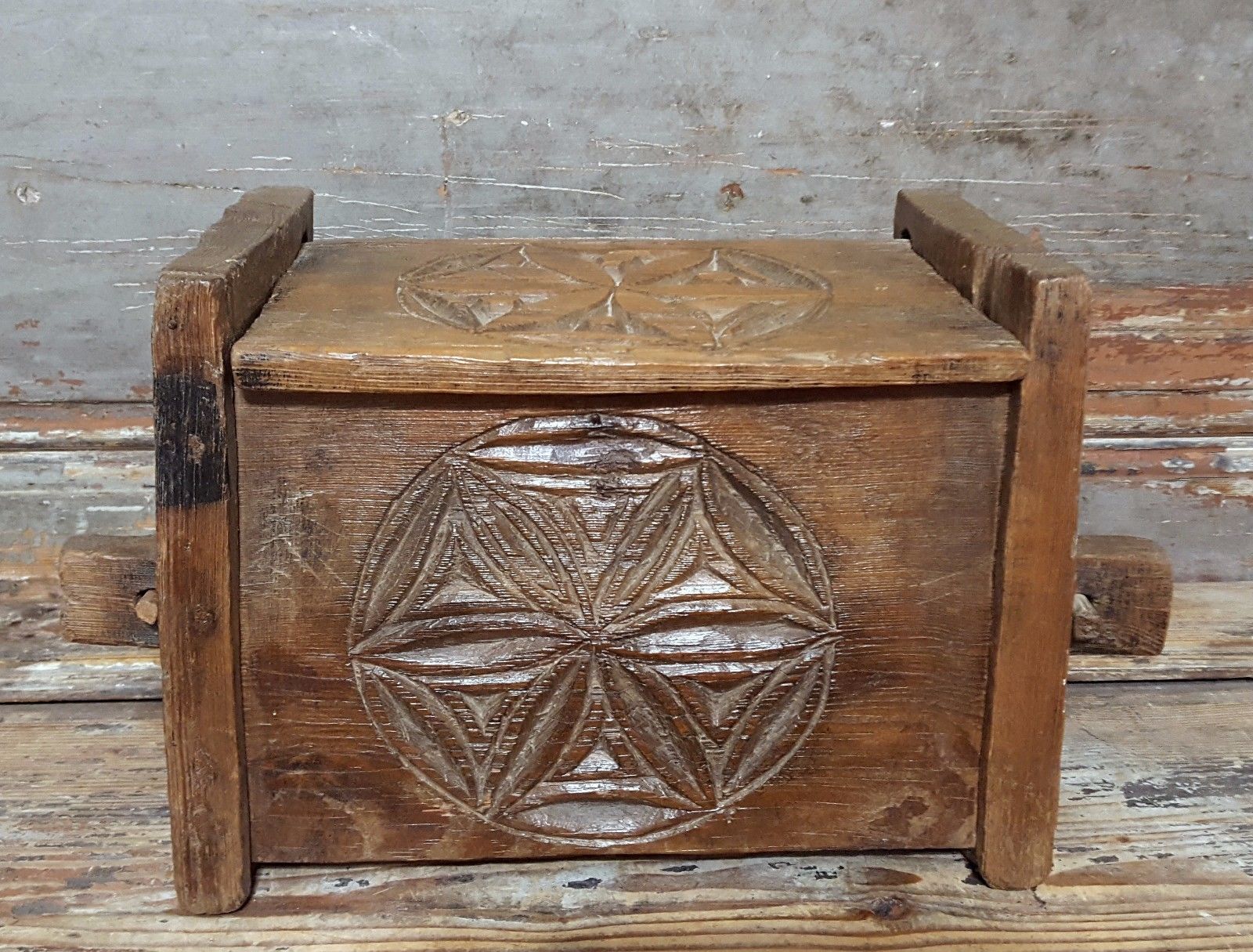 PRIMITIVE FOLK ART RARE ANTIQUE FRENCH HAND CARVED WOOD ROSAGE CARVING CHEST BOX