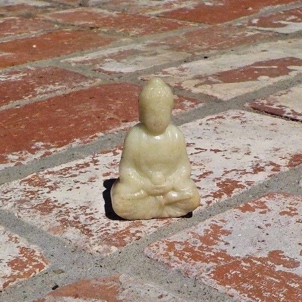 SMALL CHINESE MEDITATING BUDDHA HAND CARVED SERPENTINE CHINA WITH FREE SHIPPING