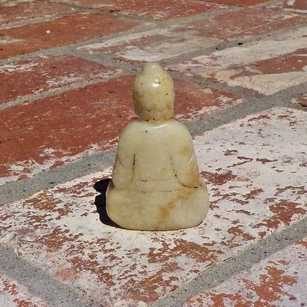 SMALL CHINESE MEDITATING BUDDHA HAND CARVED SERPENTINE CHINA WITH FREE SHIPPING