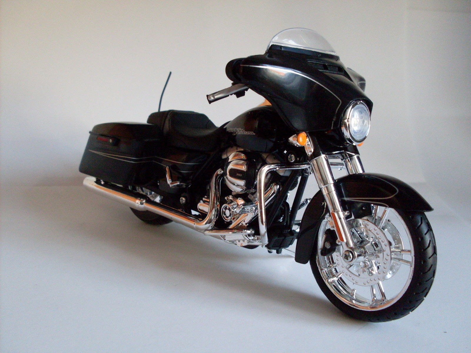 Maisto 1:12 Harley Davidson 2015 STREET GLIDE SPECIAL MOTORCYCLE BIKE Model