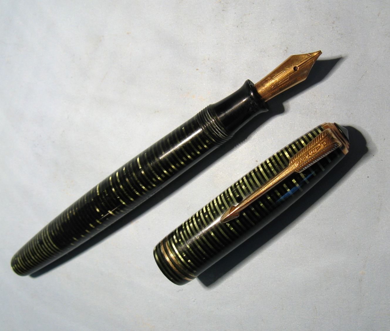 Vintage 1940’s PARKER VACUMATIC Emerald Pearl Fountain Pen Lock Button