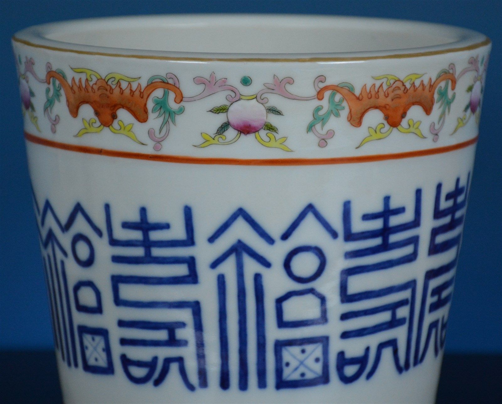 UNIQUE CHINESE FAMILLE ROSE PORCELAIN VASE MARKED QIANLONG RARE O8767