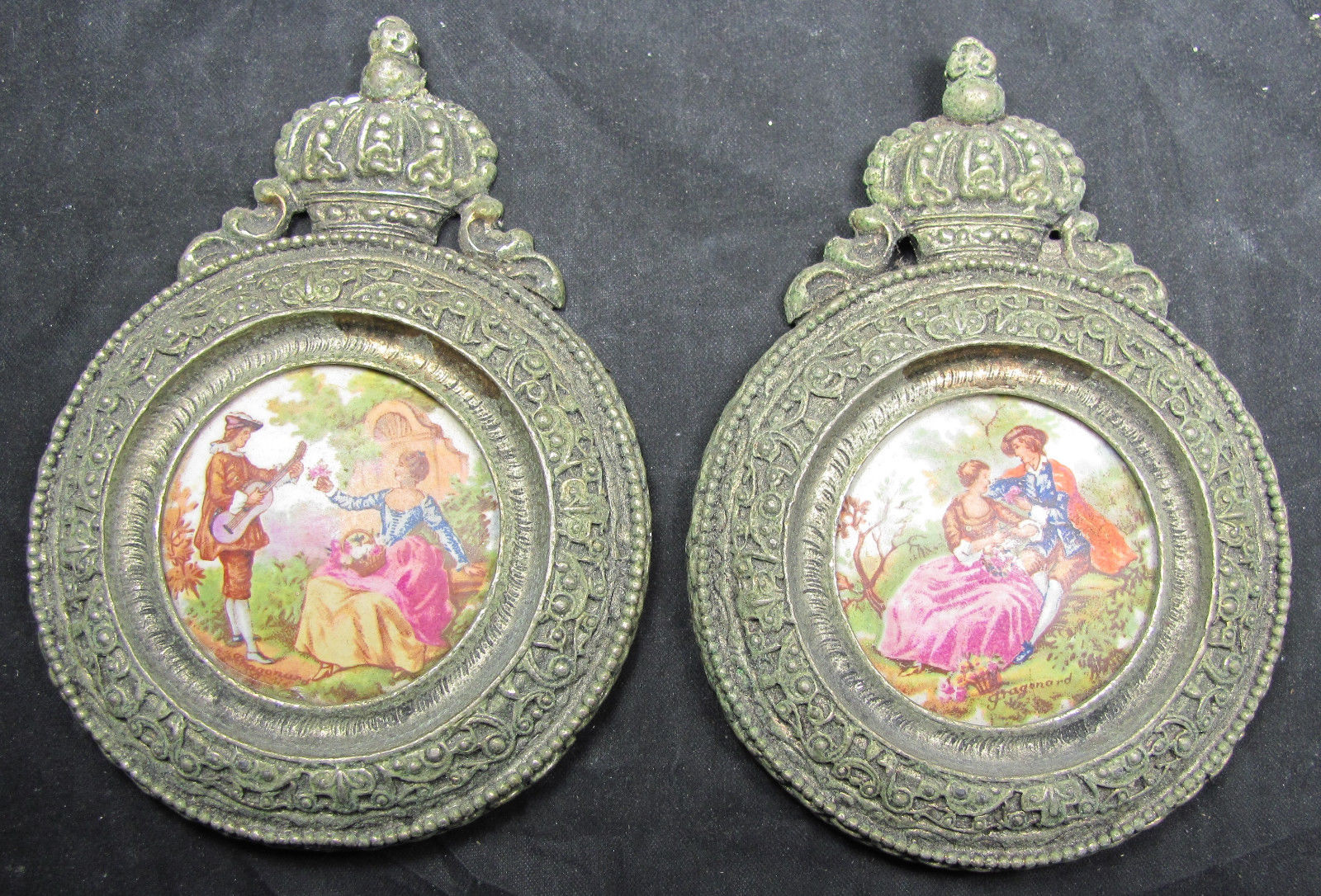 PAIR OF ANTIQUE HAND PAINTED FRAGONARD WALL MEDALLIONS 701-952