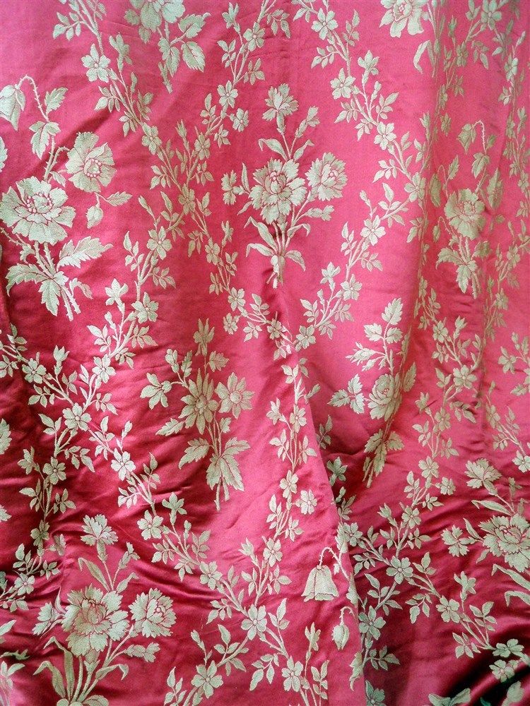 N° 2 .. French antique 19th-century red /pink  silk  floral decor  1880circ